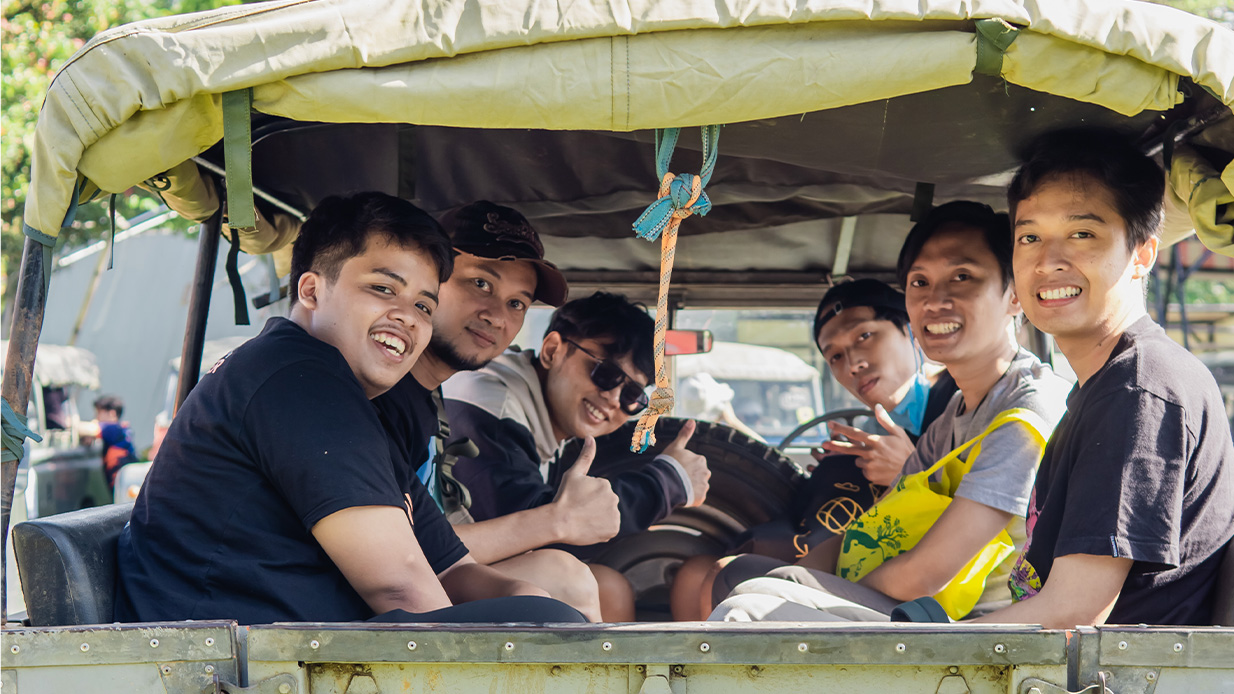 Qoshni va dostning otasi bilan bokiralikni buzish haqida onlayn porno tomosha qiling.